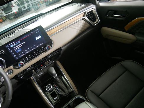 Used 2025 GMC Canyon Denali AWD/4WD image 11
