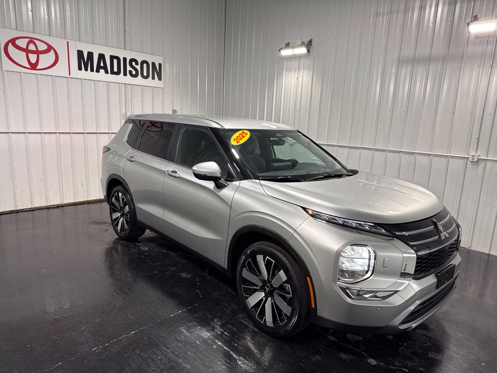 Used 2025 Mitsubishi Outlander SE AWD/4WD image 6