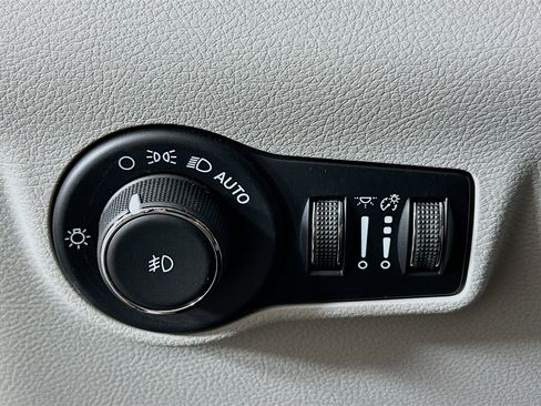 Used 2022 Jeep Compass Latitude FWD image 17