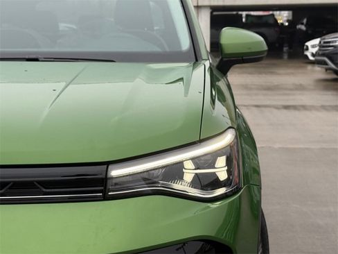 New 2026 Volkswagen Taos SE image 3