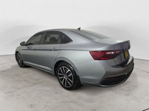 Used 2025 Volkswagen Jetta SE FWD image 3