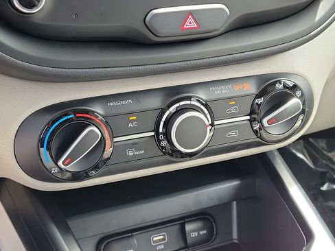 Used 2025 Kia Soul LX w/ LX Technology Package FWD image 23