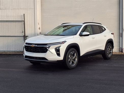New 2026 Chevrolet Trax LT w/ LT Convenience Package FWD image 1