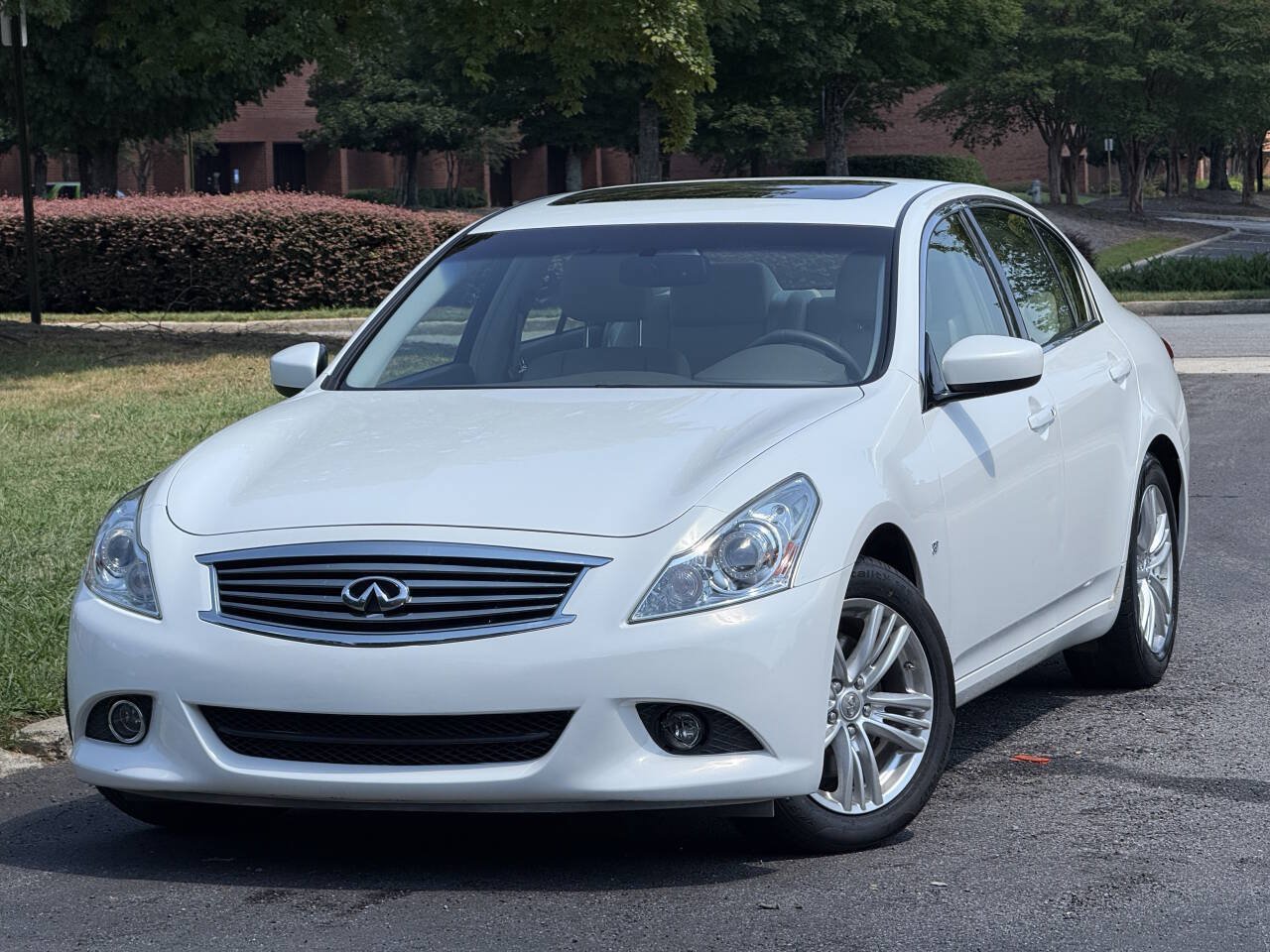 Used 2015 INFINITI Q40 w/ Moonroof Package RWD image 1
