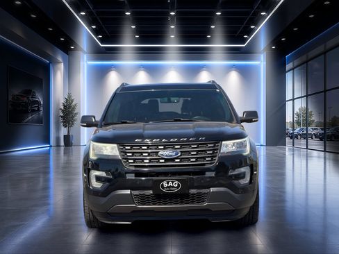 Used 2017 Ford Explorer XLT w/ Equipment Group 202A FWD image 5