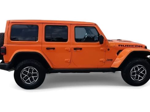 Used 2025 Jeep Wrangler Unlimited Rubicon w/ Convenience Group image 9