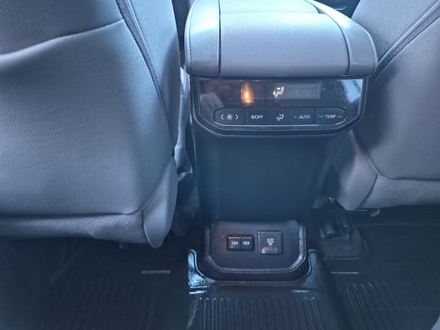 Used 2023 Toyota Highlander L image 19