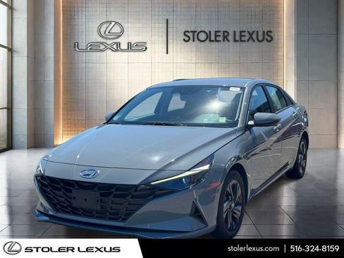 Used 2023 Hyundai Elantra SEL w/ Preferred Accessory Package FWD image 3