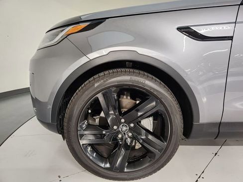 Used 2025 Land Rover Discovery S image 11