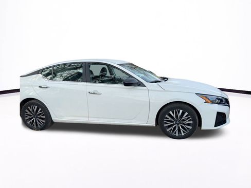 Used 2025 Nissan Altima 2.5 SV image 3