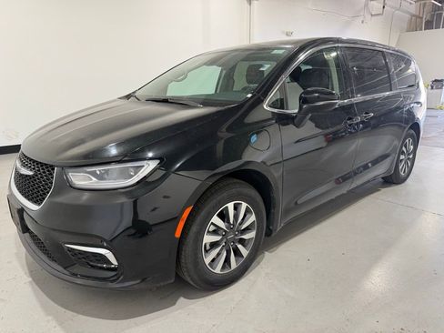 Used 2023 Chrysler Pacifica Touring-L image 2