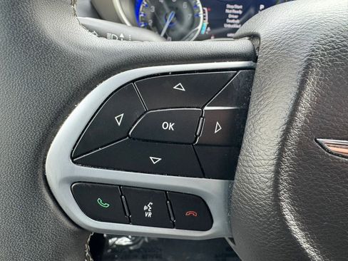 Used 2024 Chrysler Pacifica Touring-L image 17