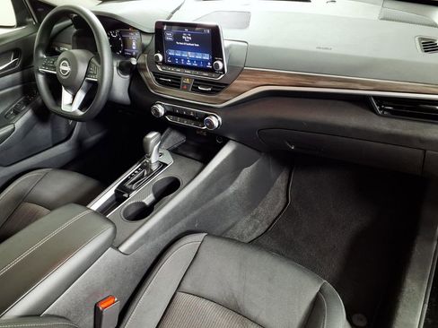 Used 2025 Nissan Altima 2.5 SV FWD image 14