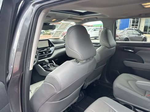 Used 2023 Toyota Highlander Limited FWD image 25