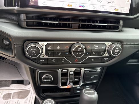 New 2025 Jeep Gladiator Sport w/ Premium Package image 29