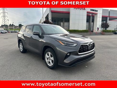 Used 2022 Toyota Highlander LE AWD/4WD image 1