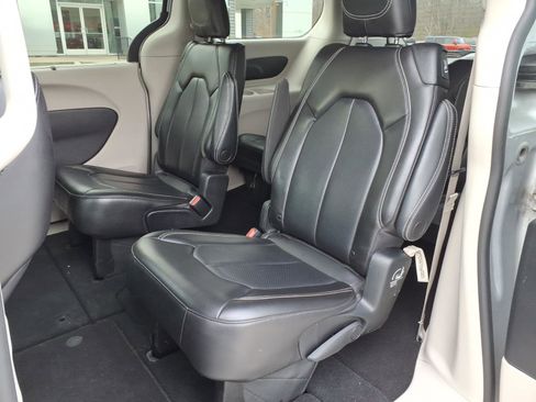 Used 2023 Chrysler Pacifica Touring-L image 13