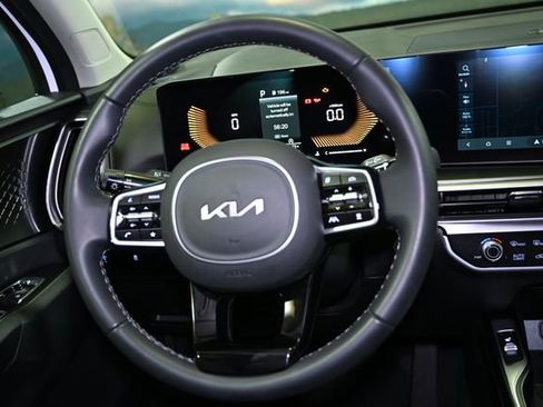 Used 2025 Kia Sorento S image 65