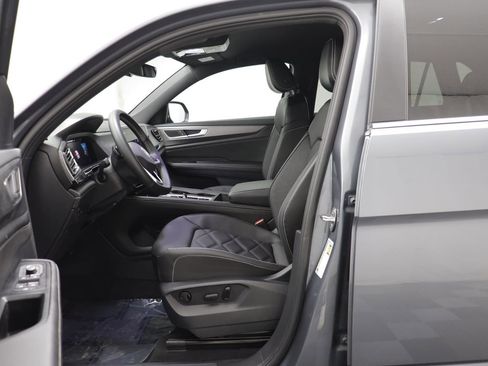 Used 2024 Volkswagen Atlas Cross Sport SE image 5