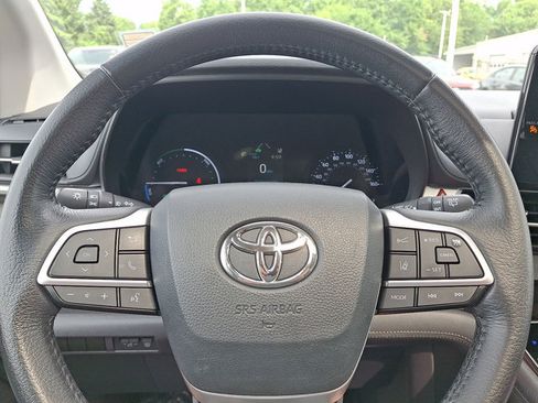 Used 2021 Toyota Sienna XLE FWD image 17