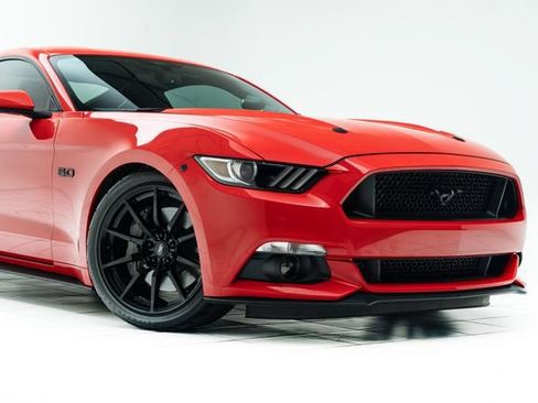 Used 2017 Ford Mustang GT RWD image 4