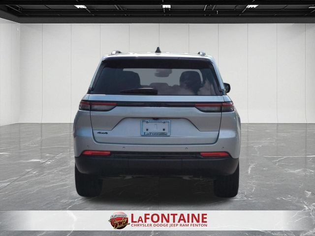 Used 2024 Jeep Grand Cherokee Altitude AWD/4WD image 4