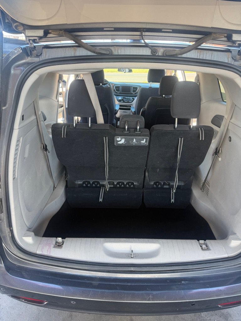 Used 2018 Chrysler Pacifica Touring FWD image 16