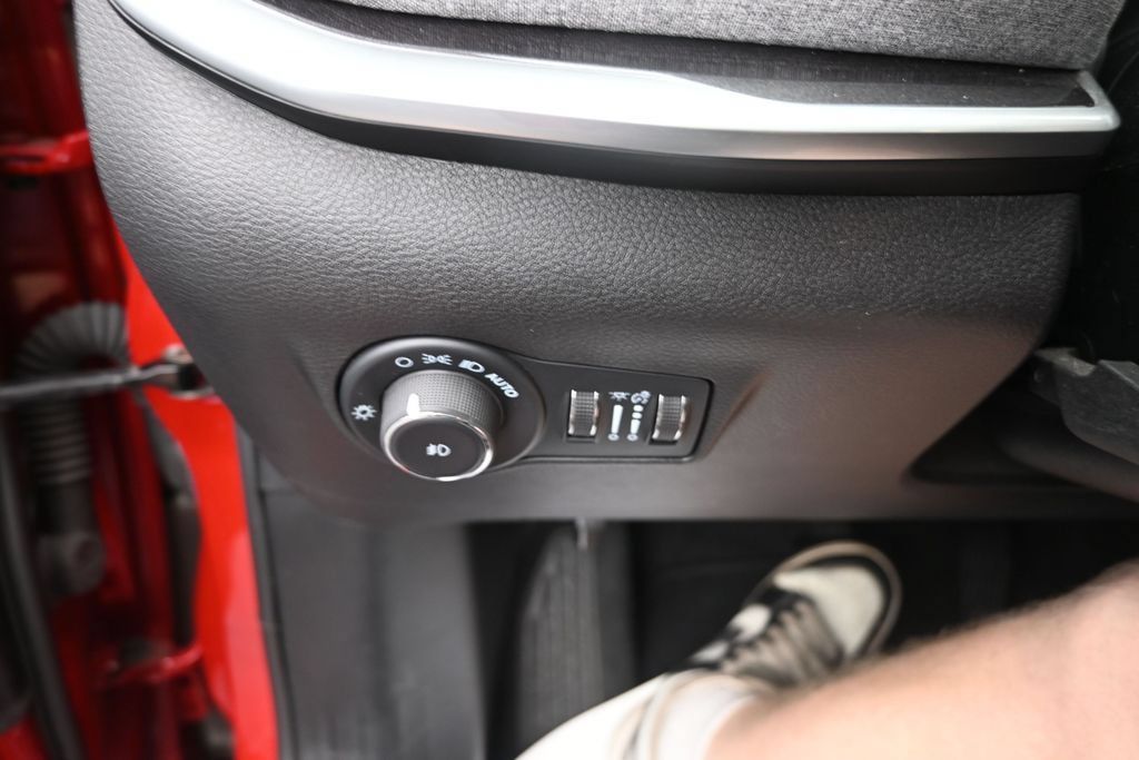 Used 2024 Jeep Compass Latitude AWD/4WD image 36