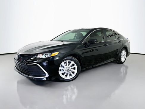 Used 2022 Toyota Camry LE image 3