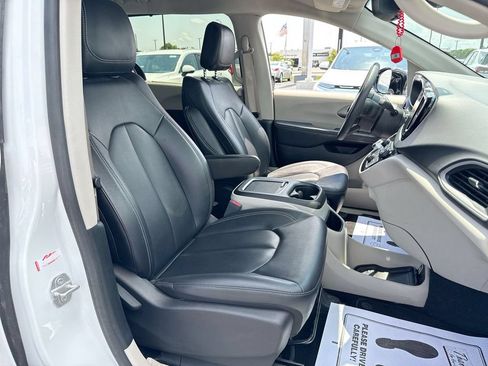 Used 2024 Chrysler Pacifica Touring-L FWD image 25