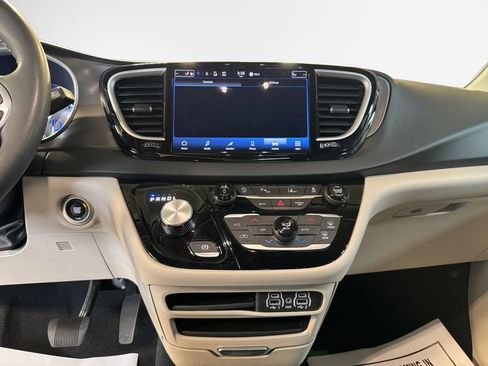 Used 2024 Chrysler Pacifica Touring-L FWD image 22