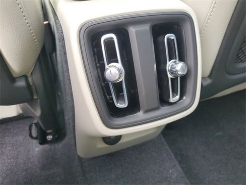Used 2025 Volvo XC40 B5 Plus w/ Protection Package Premier image 21