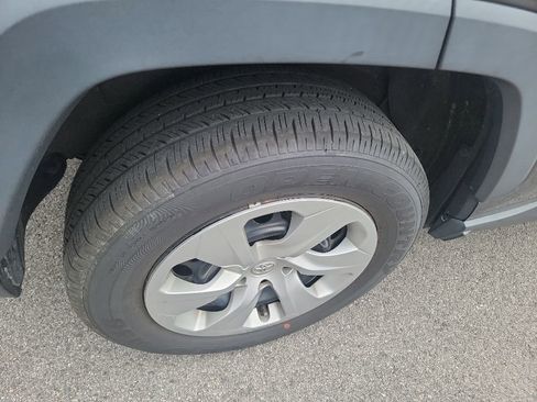 Used 2021 Toyota RAV4 LE FWD image 12