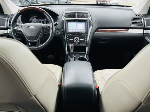 Used 2017 Ford Explorer Platinum image 27