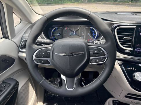 Used 2023 Chrysler Pacifica Touring-L FWD image 18