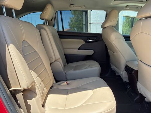 Used 2022 Toyota Highlander XLE AWD/4WD image 12