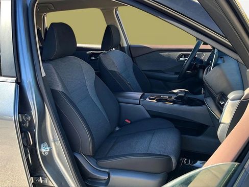 Used 2023 Nissan Rogue SV image 7