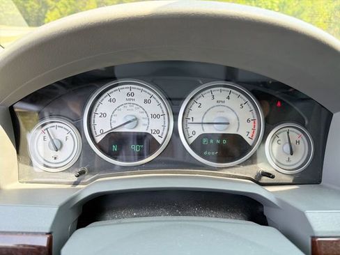 Used 2010 Chrysler Town & Country Touring FWD image 16