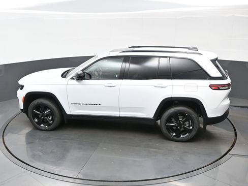 New 2025 Jeep Grand Cherokee Altitude image 19