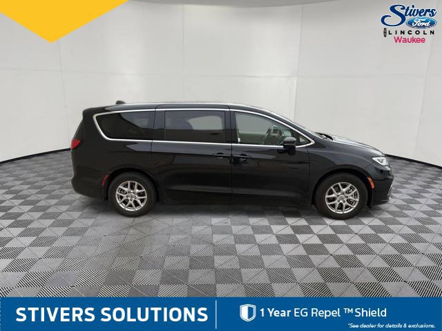 Used 2024 Chrysler Pacifica Touring-L FWD image 5