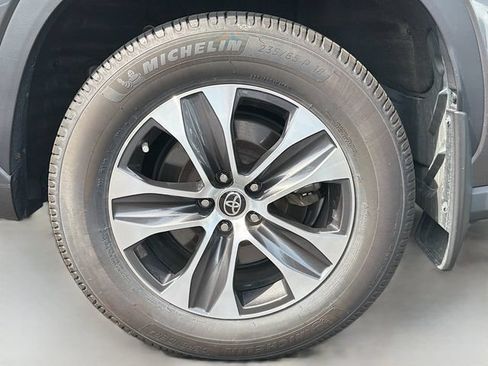 Used 2021 Toyota Highlander XLE AWD/4WD image 29