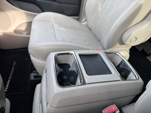 Used 2013 Chrysler Town & Country Touring image 21