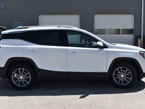 Used 2024 GMC Terrain SLT AWD/4WD image 4