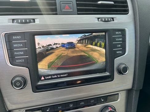 Used 2016 Volkswagen Golf S image 25