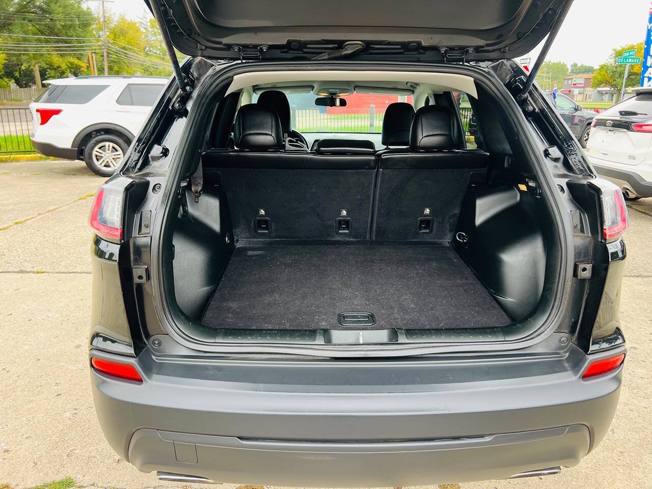 Used 2019 Jeep Cherokee Latitude Plus w/ Cold Weather Group AWD/4WD image 16