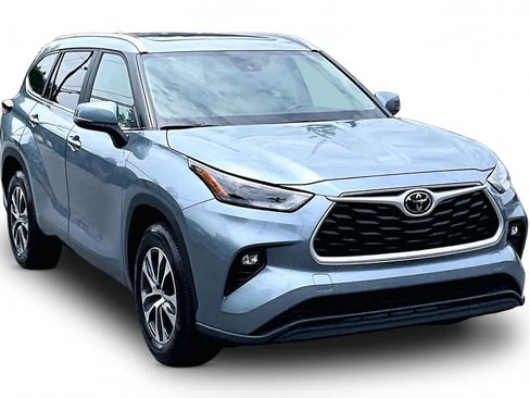 Used 2023 Toyota Highlander XLE FWD image 3