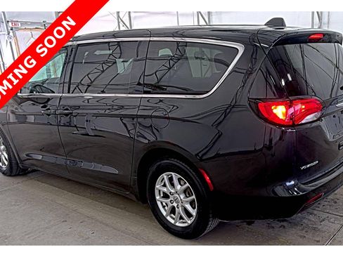Used 2022 Chrysler Voyager LX image 5