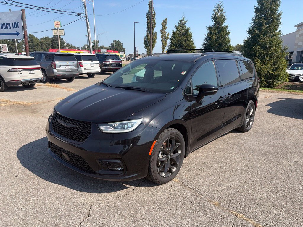 Used 2025 Chrysler Pacifica Limited FWD image 2