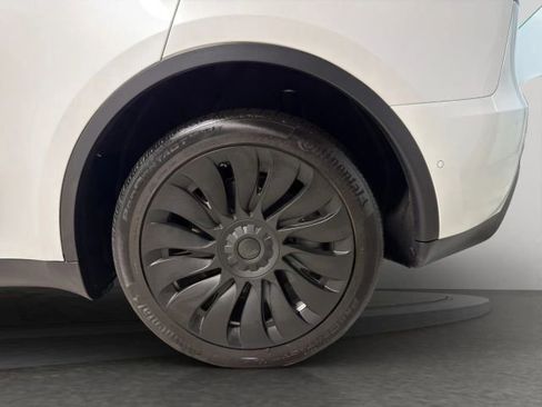 Used 2022 Tesla Model Y Long Range image 23