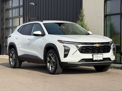 Used 2025 Chevrolet Trax LT w/ LT Convenience Package image 4